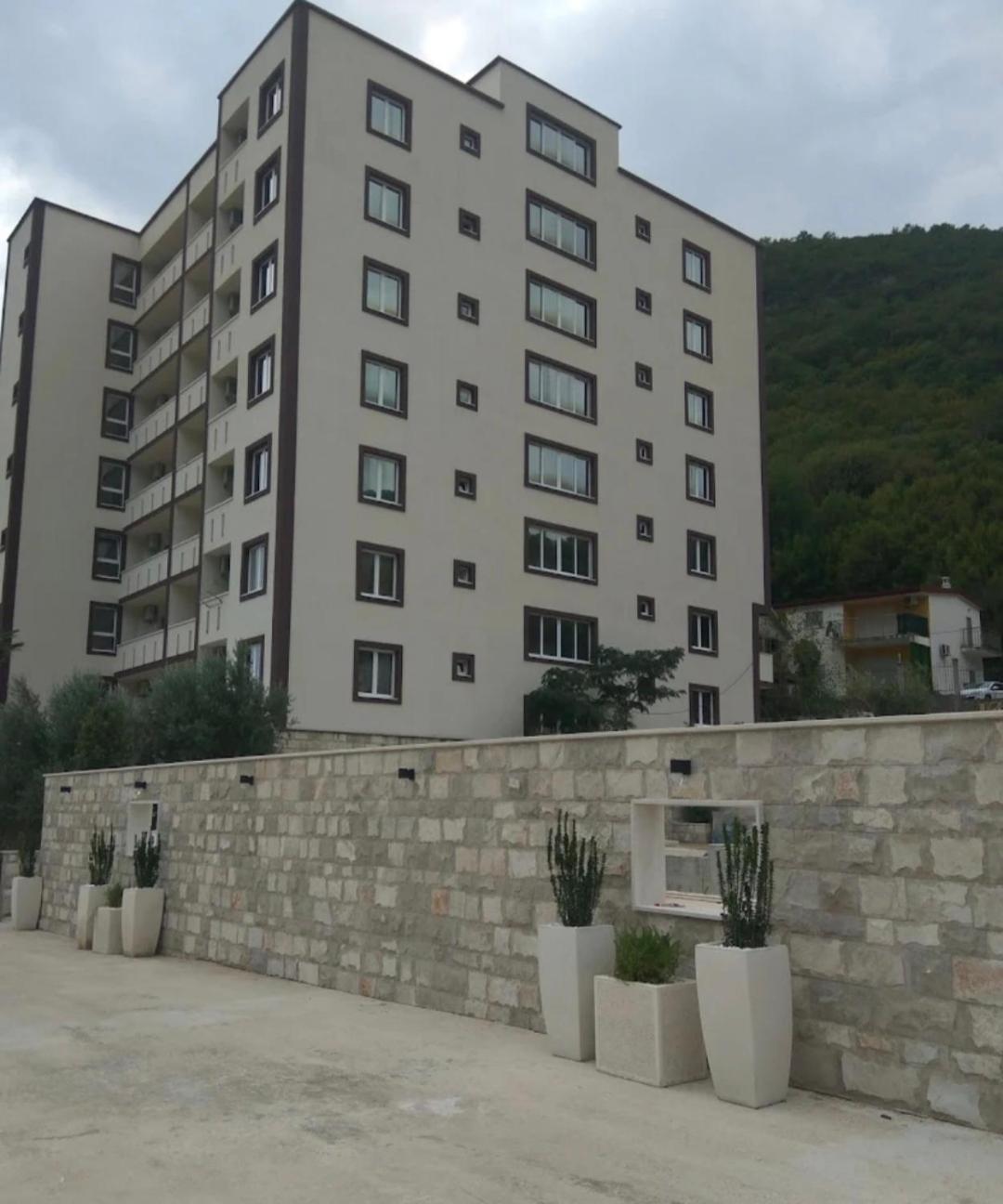 Dale 61 Budva